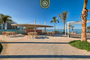 Stunning Oceanview 2BR Condo - Private Beach - Gym